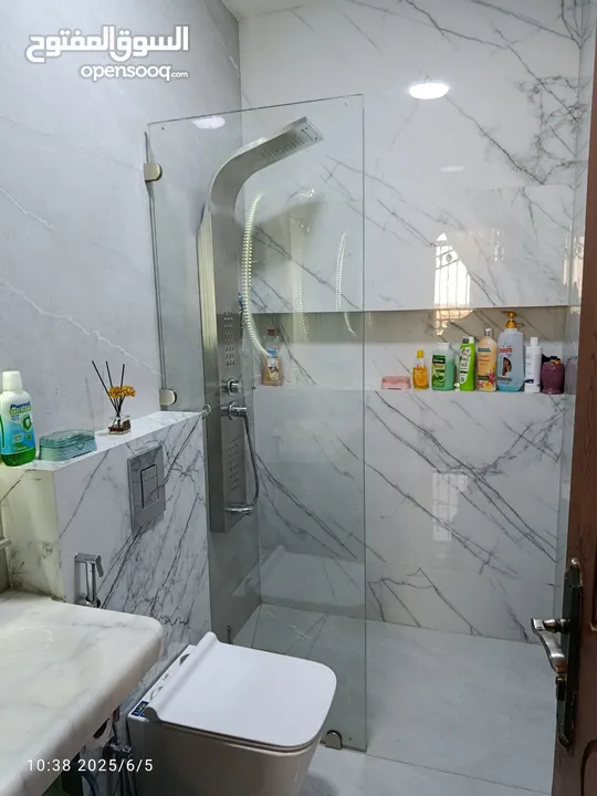 شقة سكنية للبيع في سحاب طابق ثاني مدخلين للشقة  قرب الجامع ابو بكر الصديق الحي الغربي