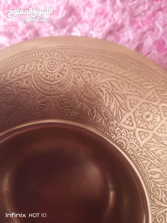 صحن  من النحاس الاصفر لوضع الشمع مزخرف فخم واثنان اصغر