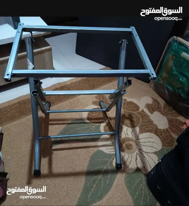 طاولة بلاستيك لون بني إستعمال بسيط