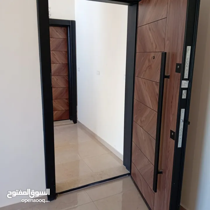 طريق المطار لم تسكن سوبر ديلوكس شقه فارغه للايجار + 240 متر 5 غرف نوم ـ 2 ماستر