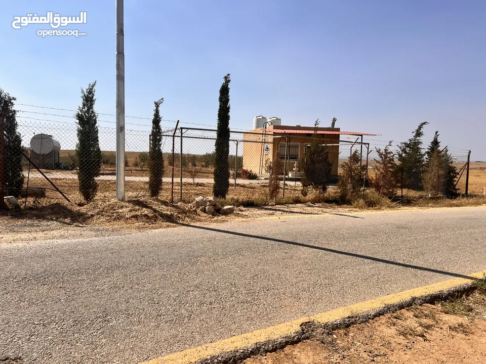 قطعة أرض وبيتين  ومزرعه جاهز للسكن