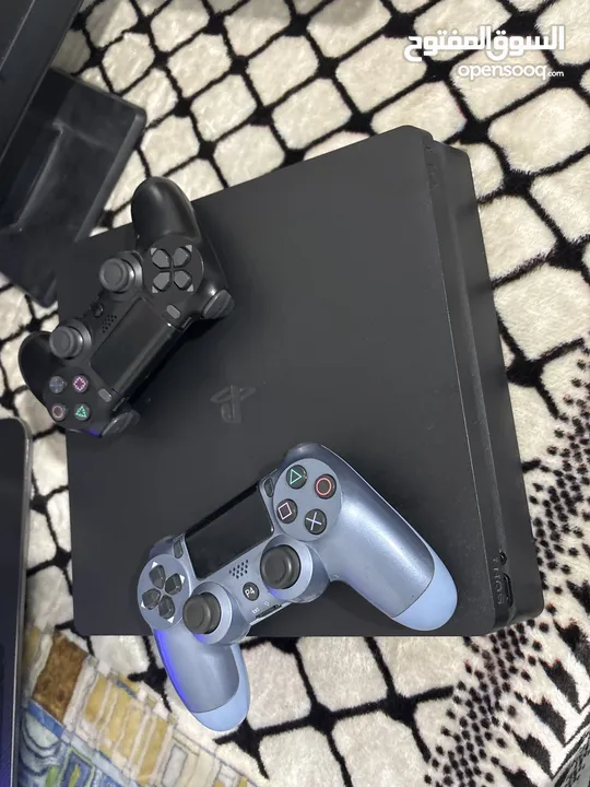 جهاز ps4 مع ايدتين وحدة اصلية و الثانية كوبي ماستر مع gta و موجود برام الله البلد