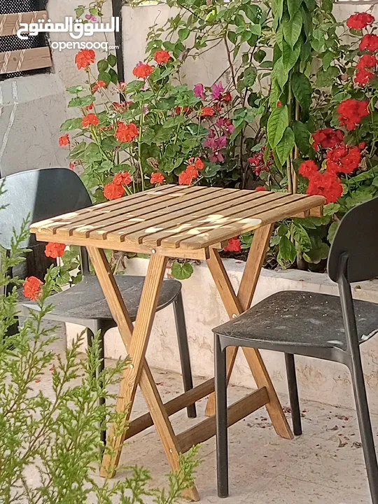 طاولات داخليه و خارجيه مع كراسي من ايكيا عدد كبير بحاله الوكاله وبأقل من استخدام شهرين