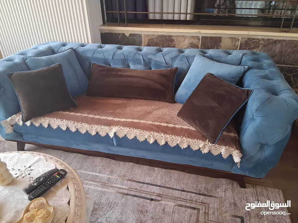 طقم كنبايات مميز مع طاولات فاخرة باللون البيج
