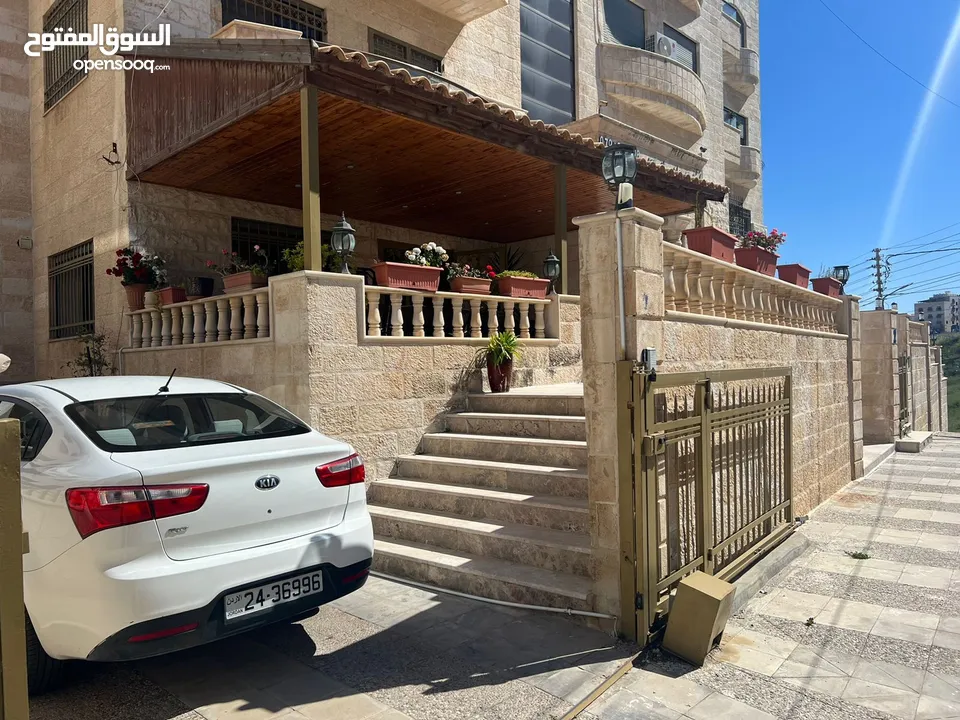 شقة للبيع في أجمل مناطق عمان في تلاع العلي الشمالي بإطلالة خلابة و تصميم ولا أروع و بمساحات 180م
