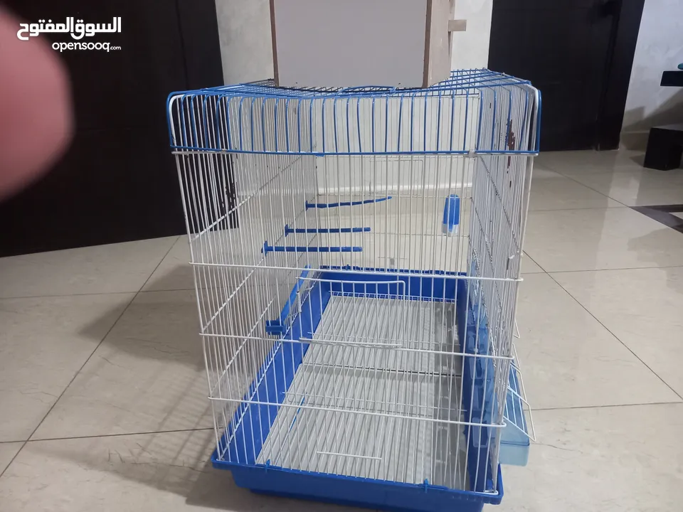 مطير كبير+حمام يمام  مع 8 معالف يصلح للعصافير واليمام وجميع طيور الزينه القفص بحاله ممتازه للبيع