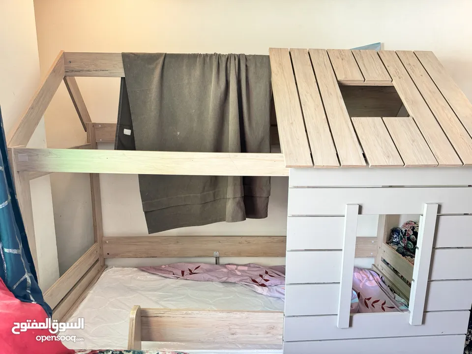 سرير اطفال مع مرتبة جديدة مع تسريحة مع مكتب وكرسي