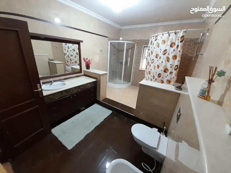 شقة طابقيه ( معلقه مستوى الشارع ) فارغة في دير غبار للبيع  ref : 14182
