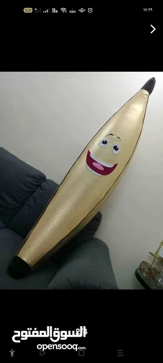 موزة ذهبية من القرية العالمية ومجموعة ألعاب - A golden banana from Global Village and a set of toys