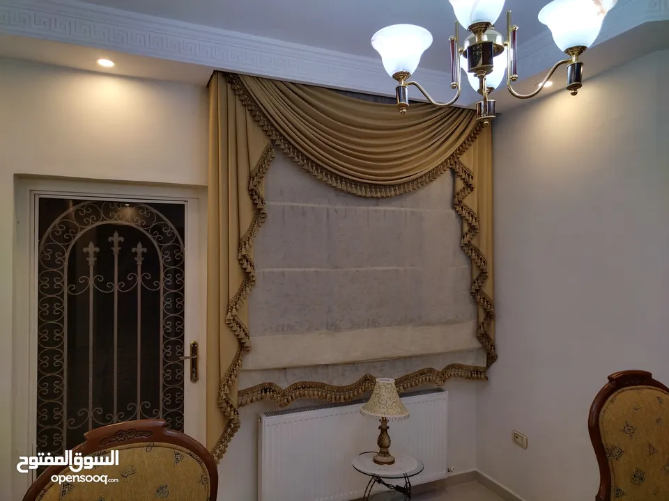 بيع  طقم ضيوف عشره مقاعد مكون من ثلاثيه ومجوزتين وثلاث مفارد استعمال قليل.مع برادي عدد2 عرض 290