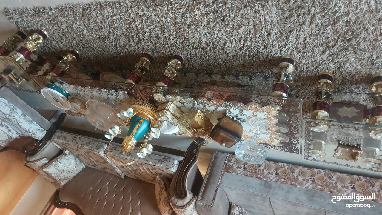 للبيع طقمين كنب جلوس أحدهما أحرف زان
