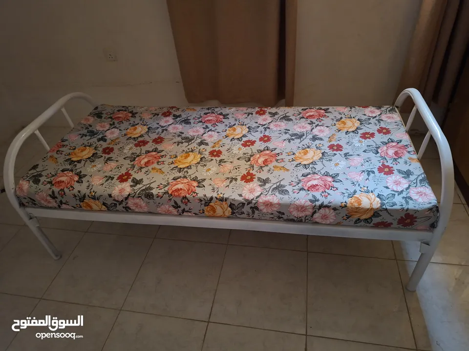 سريرين حديد شبه الجديد ومرتبة ضغط عالي جديدة