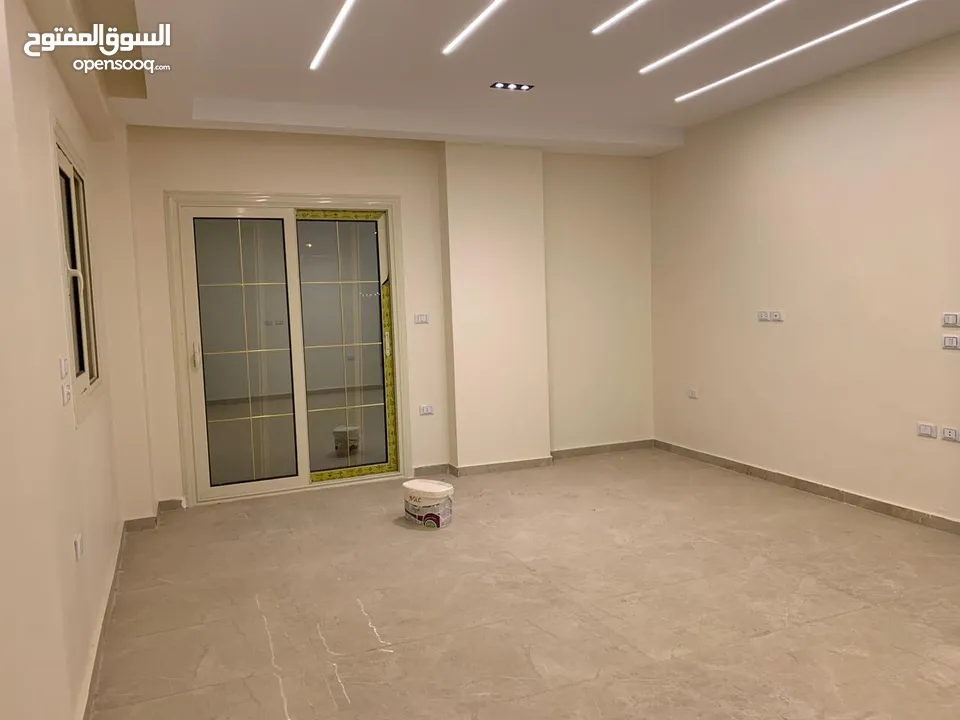 شقة للبيع أول سكن بالشيخ زايد الحي السابع