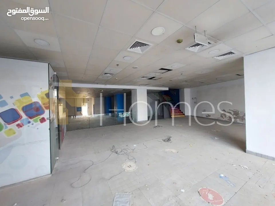معرض يصلح لكافة الاعمال التجارية للبيع في شارع عبدالله غوشه