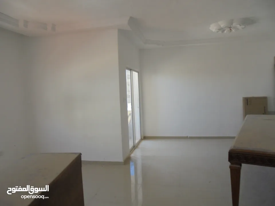 شقة خلف مديرية الامن العام وجامعة البتراء 200م مربع للبيع (3 دقائق عن شارع المطار)