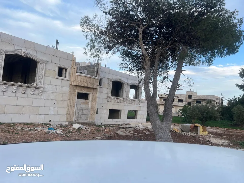 فيلا عظم 560م على قطعة أرض 1035متر على شارع البترا للبيع