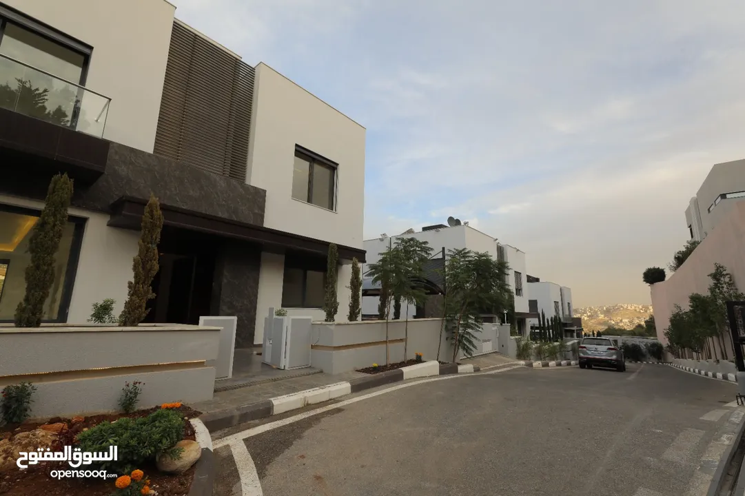 للبيع  فيلا مستقلة البناء ضمن كمباوند سبعة فلل ذات إطلالة خضراء جميلة  في منطقة بدر الجديده قرب دابو