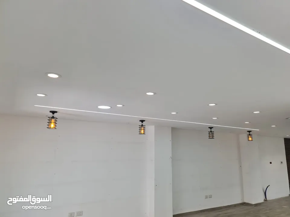 محل تجاري للايجار بالقرب من وسط البلد في مدينة الخليل مع واجهة بارزة على الشارع الرئيسي