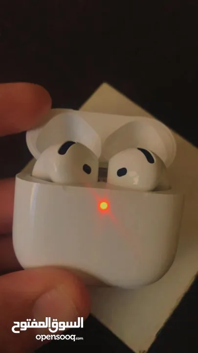 سماعات AirPods 4 تأتي بتصميم مميز وراحة مطلقة مع جودة صوت محسّنة وعزل ضوضاء نشط (ANC) لتجربة استماع