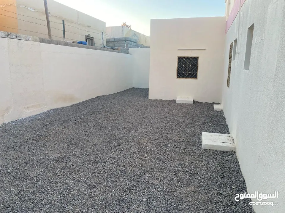 للبيع بيت مسلح في البريمي الخضراء النادي البيت جاهز للسكن ومسوايله صيانه