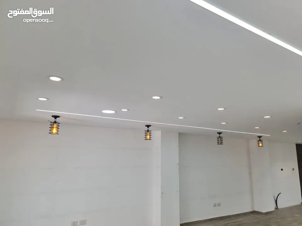 محل تجاري للايجار بالقرب من وسط البلد في مدينة الخليل مع واجهة بارزة على الشارع الرئيسي