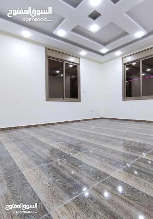 شقة مميزه مساحتها 160م او مع روف 200 م في الحي الشرقي