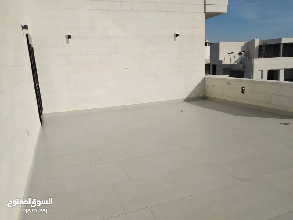 اخير مع روف للبيع في عبدون / الرقم المرجعي : 13666