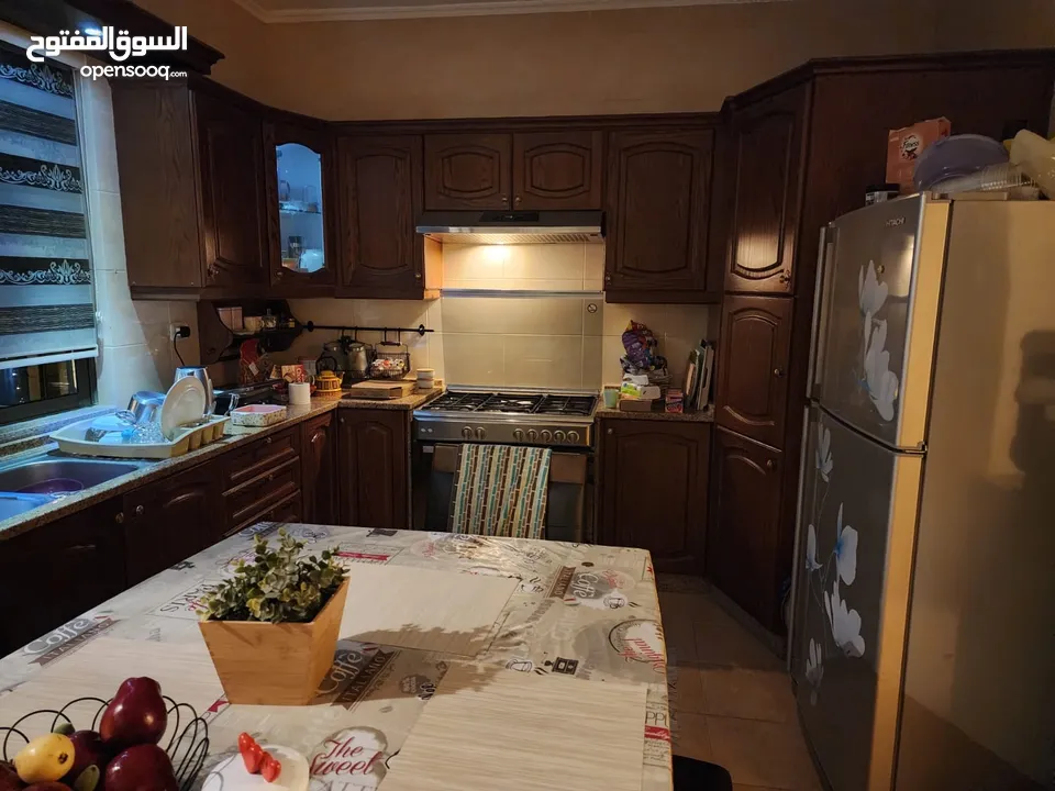 شقة مع رووف و ترس إطلالة أبدية خلابة  على جبال جرش و السلط في أجمل مناطق الجبيهة ابو عوف تنظيم أ