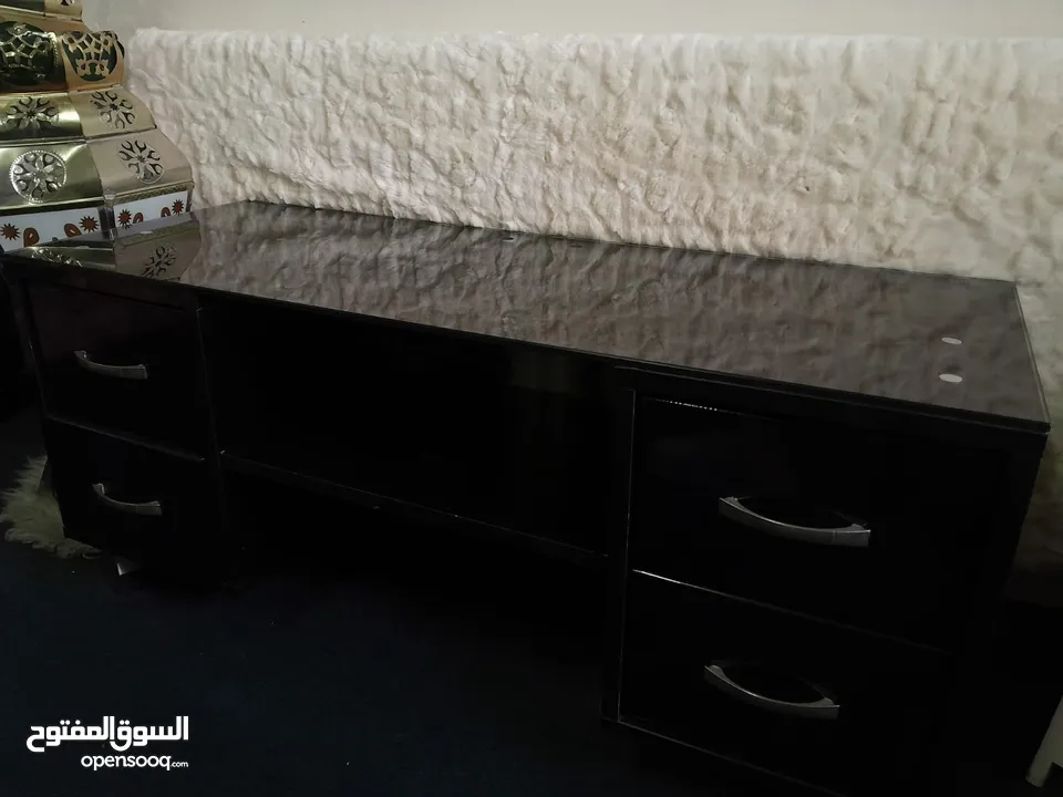 طقم كنب كورنر مع بفه + طقم طاولات خشب + 4 برادي (شباك وباب)   + طاولة تلفزيون .