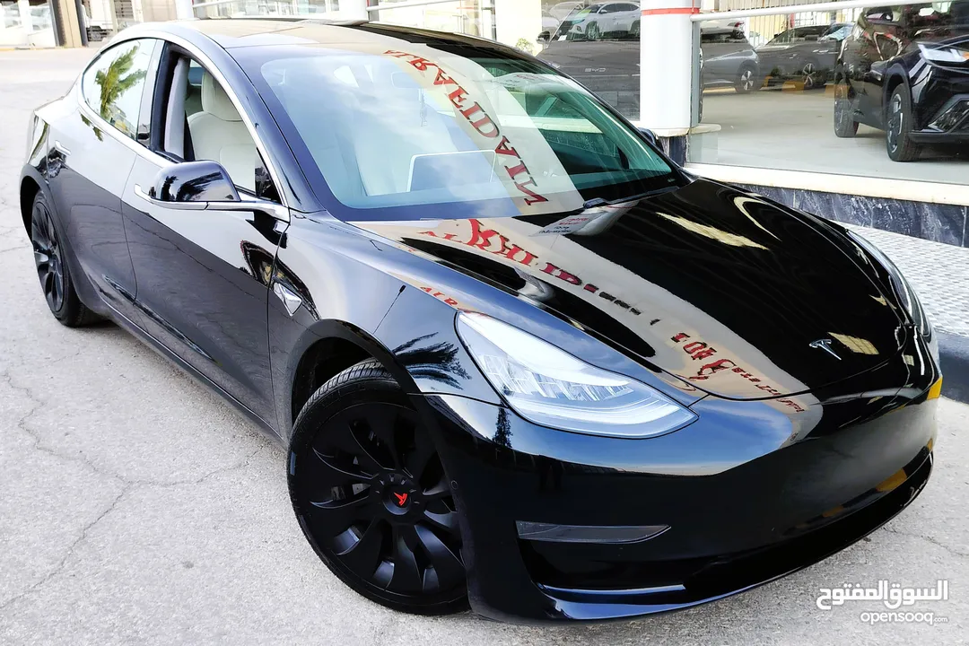 تيسلا 2020 model 3 فحص كامل اوتوسكور +B بحالة الوكالة لون مميز غرفة بيضا ممشى قليل للبيع بسعر محرووق