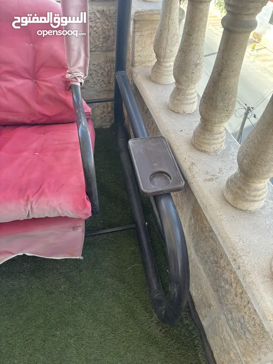 مرجيحة بحالة ممتازة بحاجة فقط لفرش