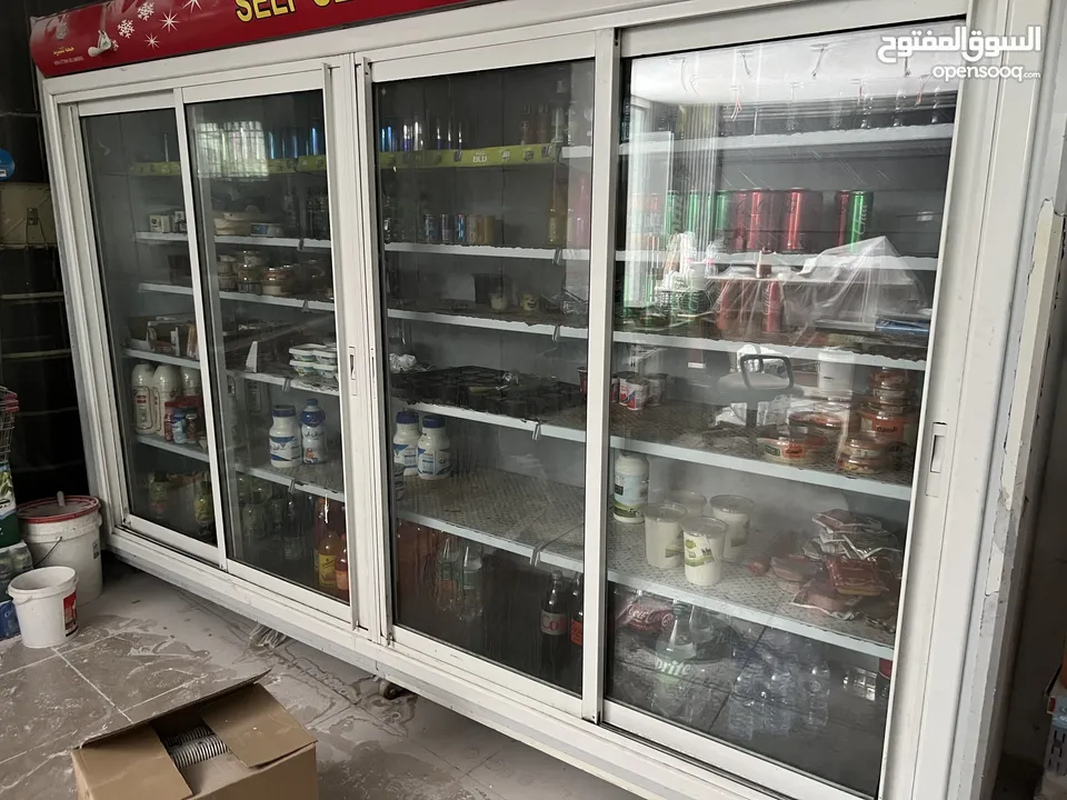 ثلاجة عرض 4 أبواب بوضع جيد جدا للبيع بسبب إغلاق المحل