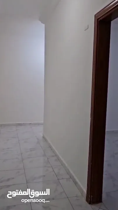 شقة طابق ارضي سوبر ديلكوس كما يوجد غرف مفروشة لطلاب الطب قرب مستشفى السلط الجديد