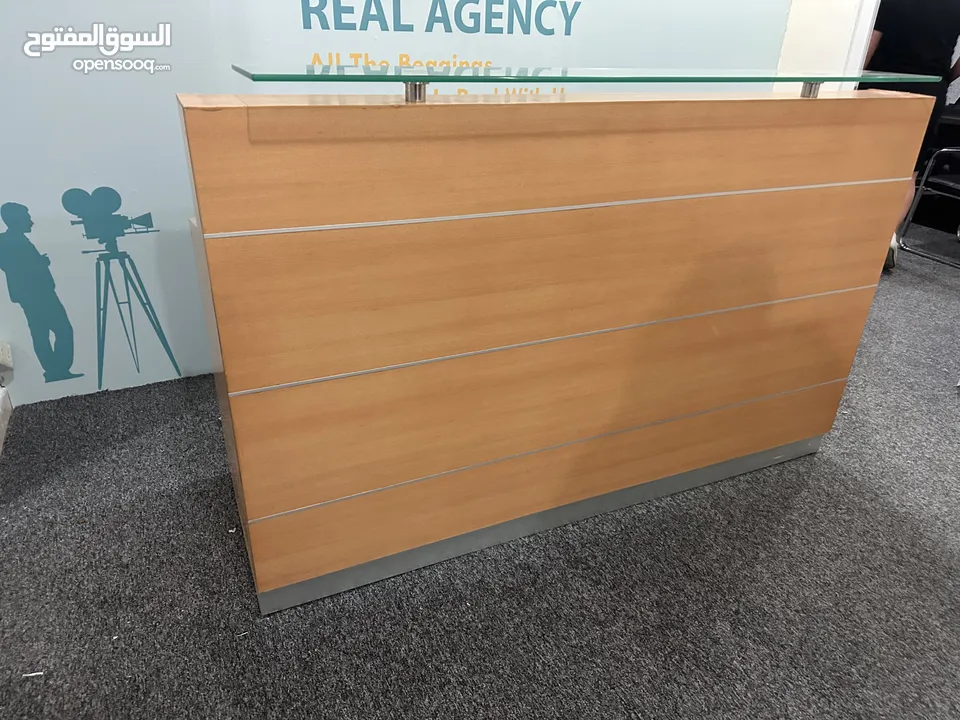 اثاث مكتبي متكامل للبيع  بسعر مغري جداً والبيع مستعجل