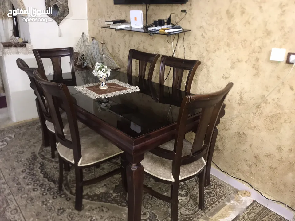 طاولة سفرة + طاولة كنب + شاشة 50 + سفينة