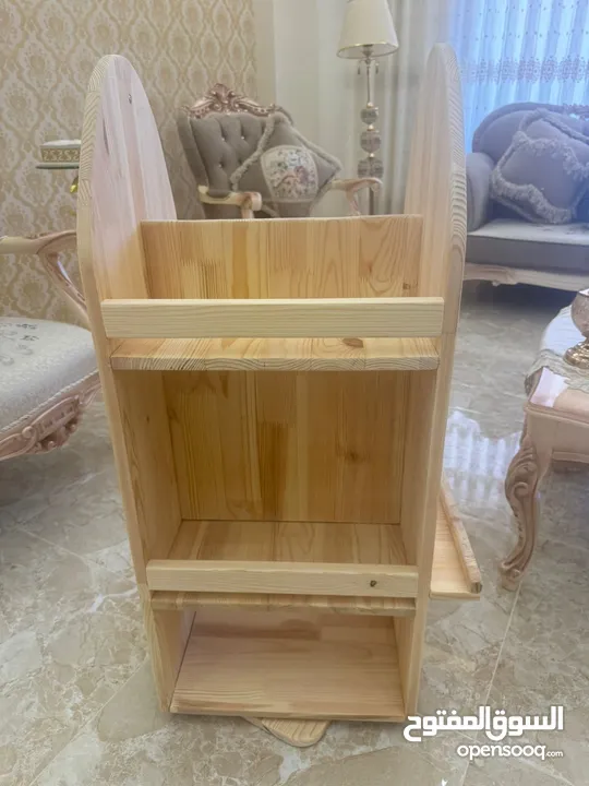 مكتبة اطفال مع قاعدة متحركة