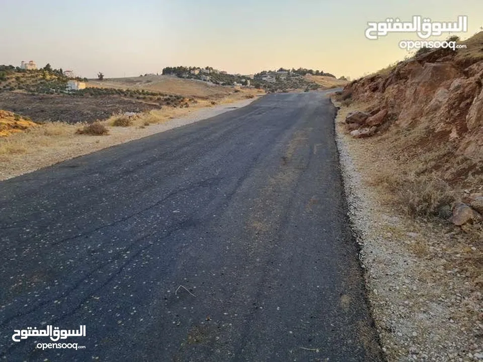 ارض 675 م غرب عمان/مرج الحمام/المشبك.عشارع اسفلت سكن ب 6 د عن دوار شوابكة والمريشد.منطقة خدمات وفلل