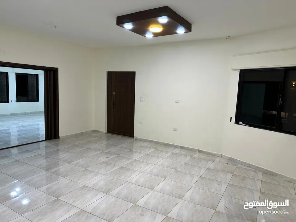 شقة طابقية طابق اول 3 غرف نوم 3 صالات 3 حمامات نظيفة جداً البناء 5 سنوات  الحي الشرقي قرب حديقة تونس