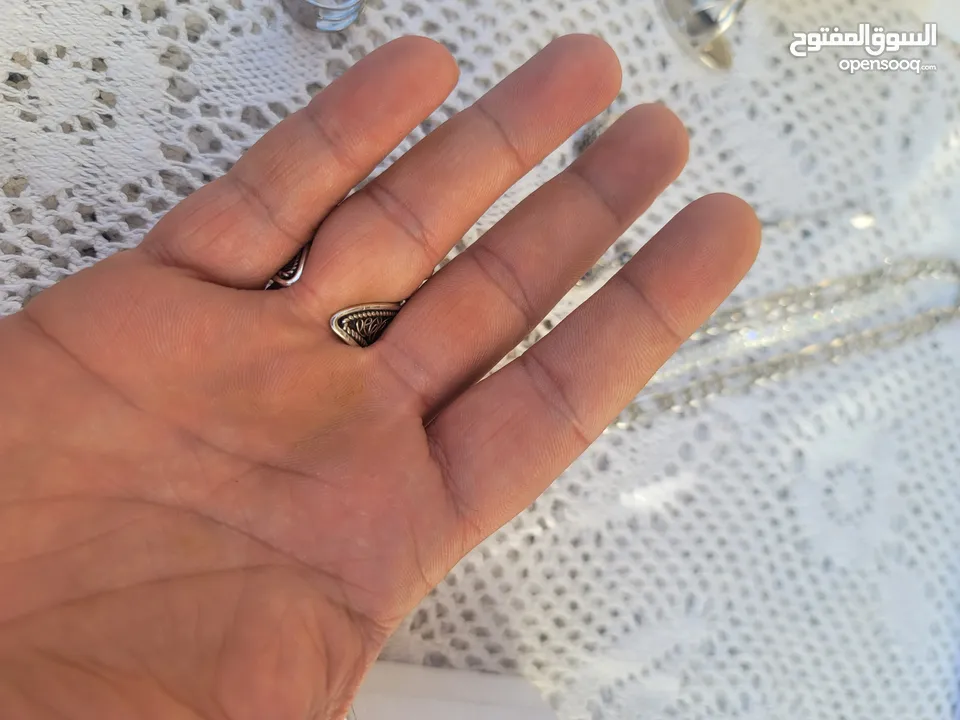 فضه سنسال وزنه 33 اسوارة وزها 19 وفي خاتمين باندورا وخاتم فيروز وخاتمين ستاتي واسوارة عين زرقا وخاتم