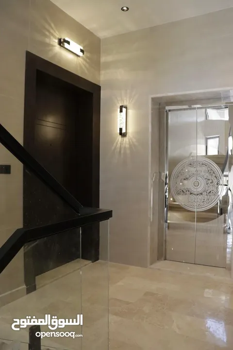 شقة فارهة حديثة ، طابق اول مميزة للبيع في ضاحية الامير راشد ، بمساحة بناء 210 م ، وبتشطيبات راقية .