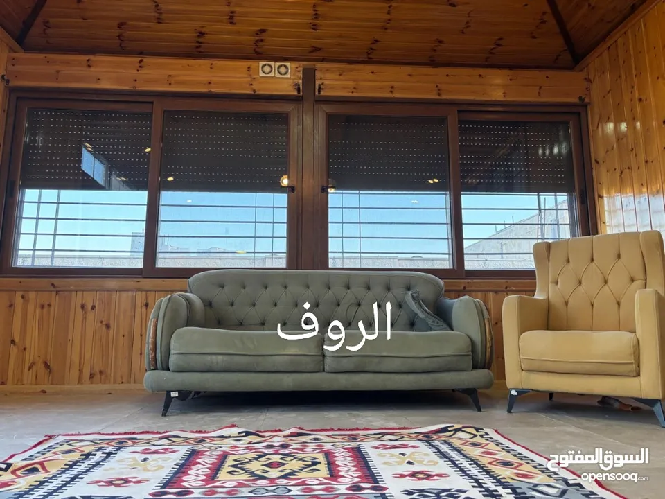 لمن يرغب بالسكن أو الاستثمار شقة مع روف فاخرة تشطيب ديلوكس في اجمل مناطق الجبيهة للبيع بسعر مميز