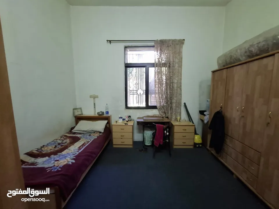 منزل ارضي للبيع في موقع مميز في جبل اللويبدة يقع على شارعين .. بسعر مميز جداً