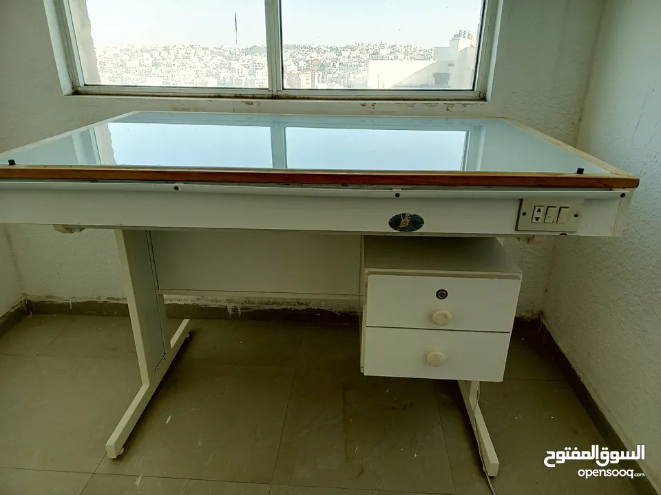 مرسم و طاولة شف (حجم كبير بقياس 130سم x 85 سم) لجميع الاغراض الهندسية.