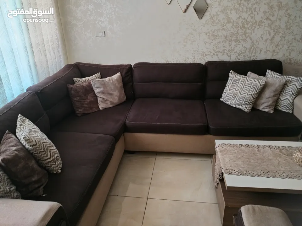 طقم كنب كورنر بحالة ممتازة استعمال  خفيف قماش ثقيل  تفصيل سفنج عالي خشب تقيل