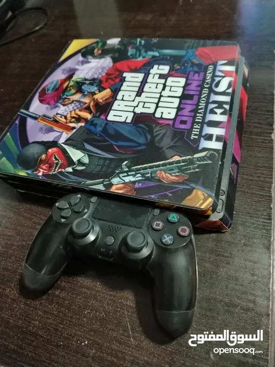 جهاز 500 ps4 جيجا بحالة ممتازة مع كامل الاسلاك ويد واحدة للبيع