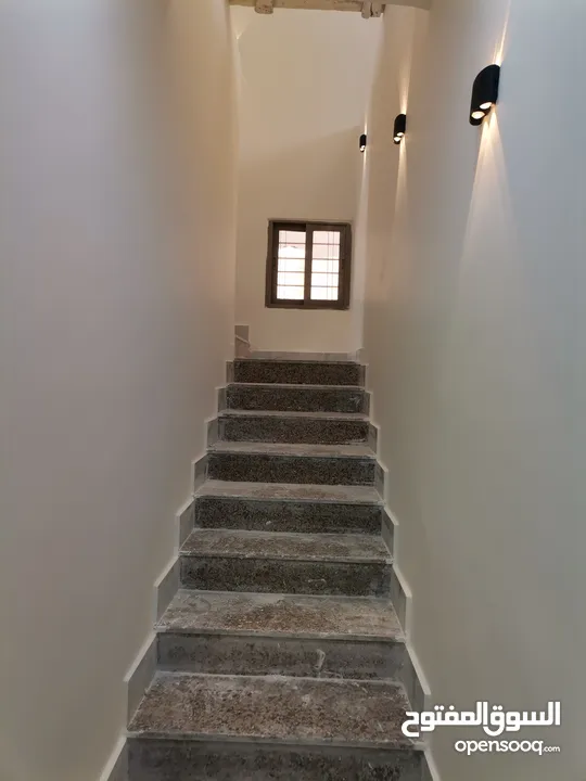 شقه مع رووف دوبلكس 220م للبيع جنوب كليه الطب لجامعه اليرموك خلف صيدليه الرازي وغرب دوار اللوازم