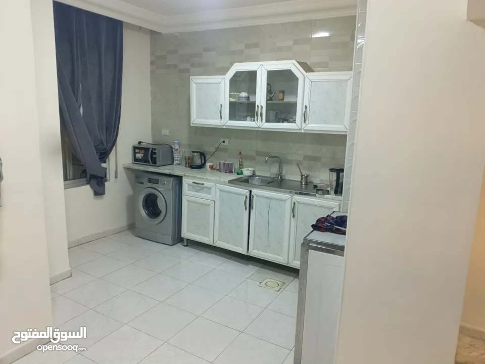 استوديو غرفة وصالة وحمامين وترث كبير