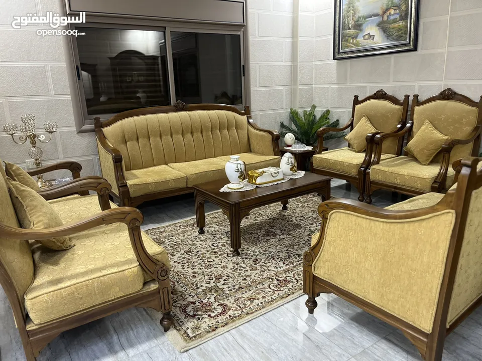طقم كنب مع سفرة للبيع