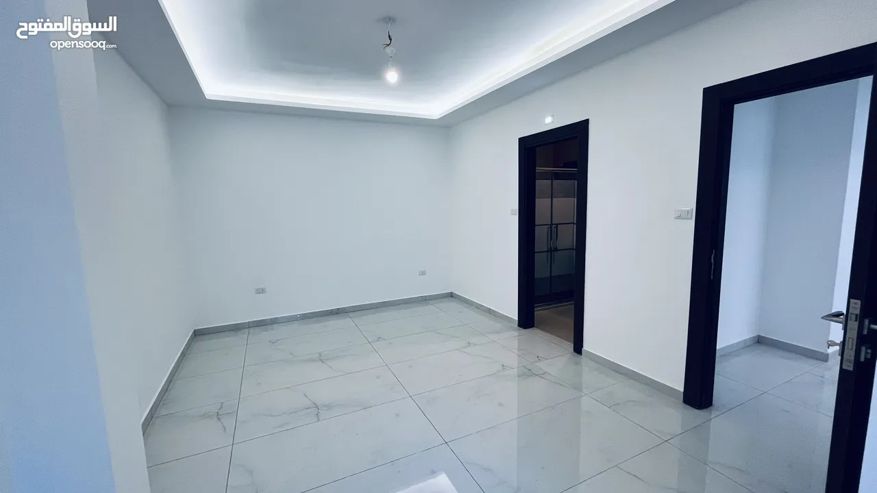 شقة ارضية ذات اطلالة رائعة بمساحة اجمالية 300 متر مربع