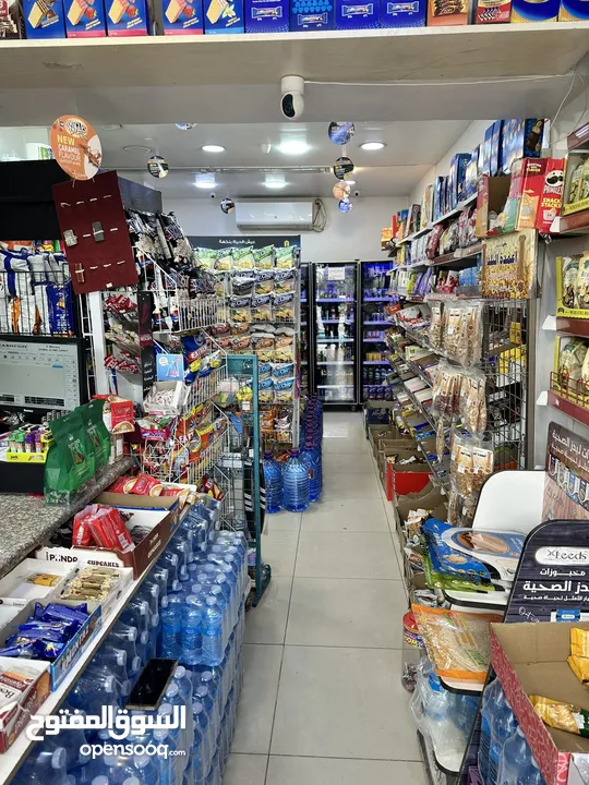 سوبر ماركت للبيع بكامل معداته